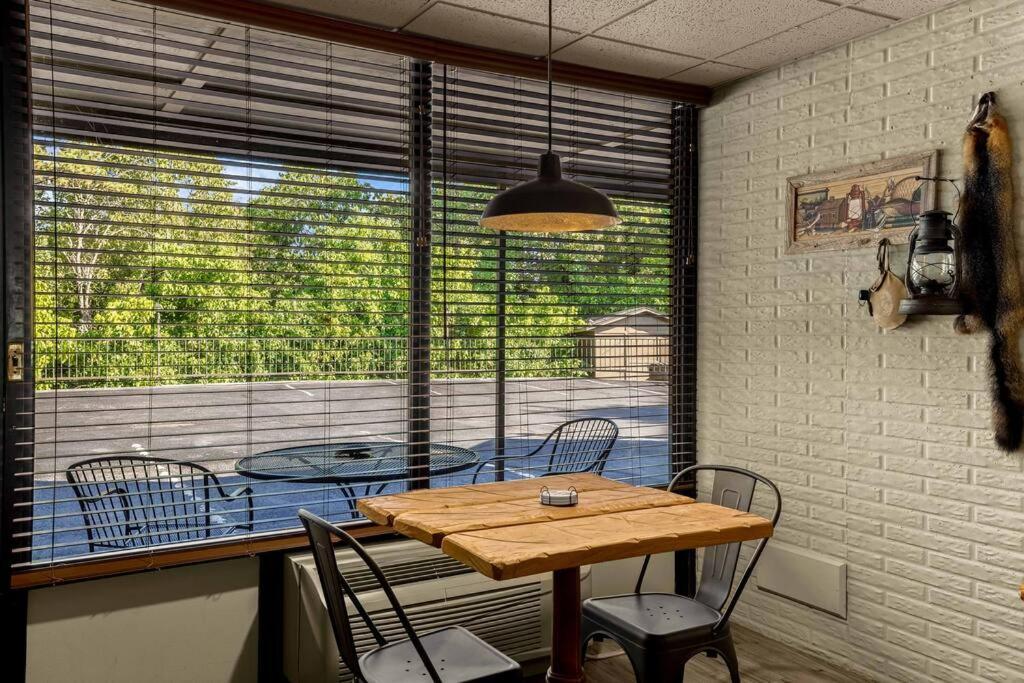 Stonegate Lodge Bed, Wifi, 50In Roku Tv, Salt Water Pool Room #109 Eureka Springs Exteriör bild